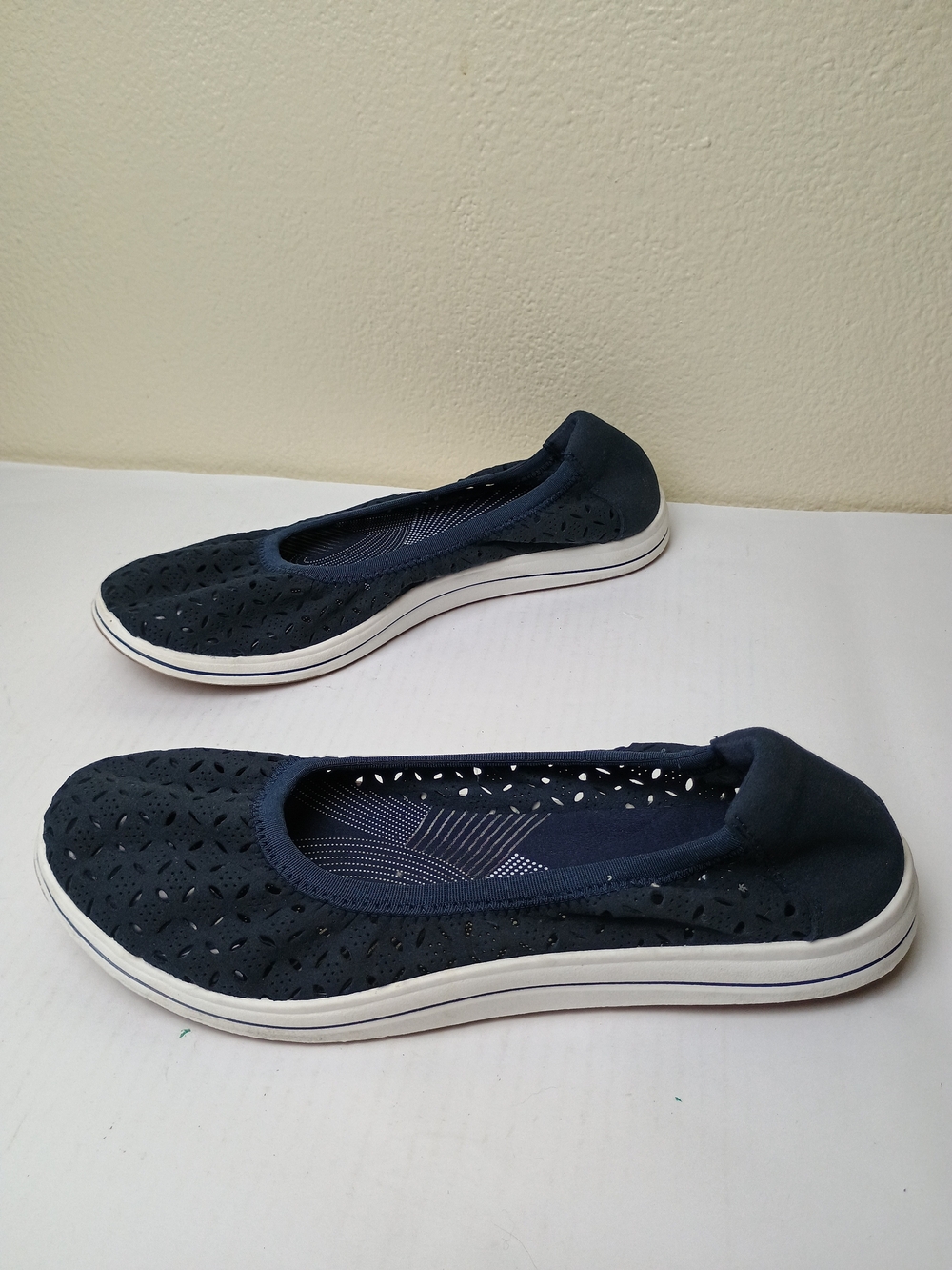 Cloudsteppers by Clarks Breeze Roam Perfed Size 10 Navy Laser-Cut Slip-On Flats
